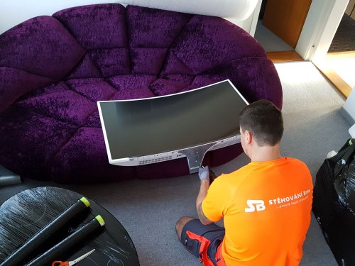 demontáž TV stojanu