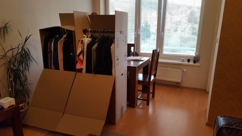 šatní box na stěhování oblečení