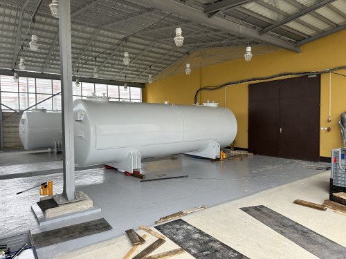 Ustavení nádrží v záchytných vanách