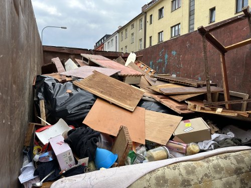 Naplněný kontejner komunálním odpadem