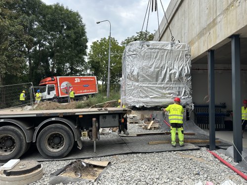 vykládka autoklávů hydraulickou rukou