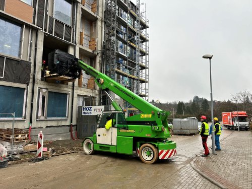 stěhování autoklávu teleskopickým manipulátorem