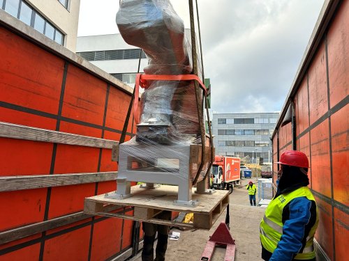 vykládka robota z kamionu