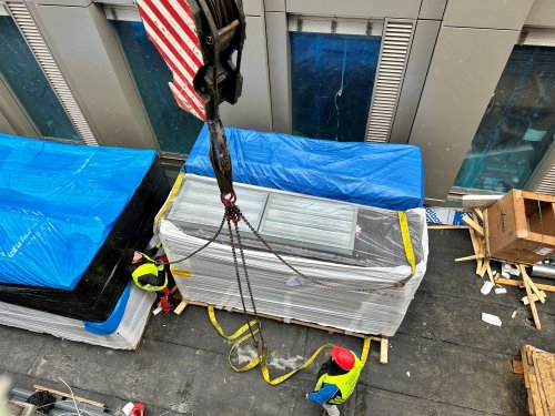 instalace klimatizací jeřábem na terasu