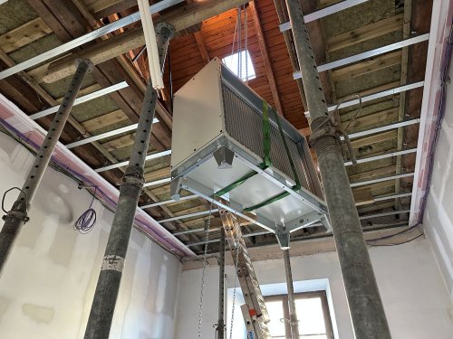 stěhování klimatizace 510 kg na půdu Masarykovy univerzity